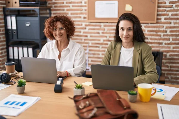 Two Women Business Workers Using Laptop Working Office — Foto Stock