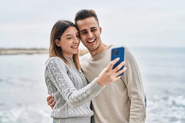 Man Woman Couple Hugging Each Other Using Smartphone Seaside — Φωτογραφία Αρχείου