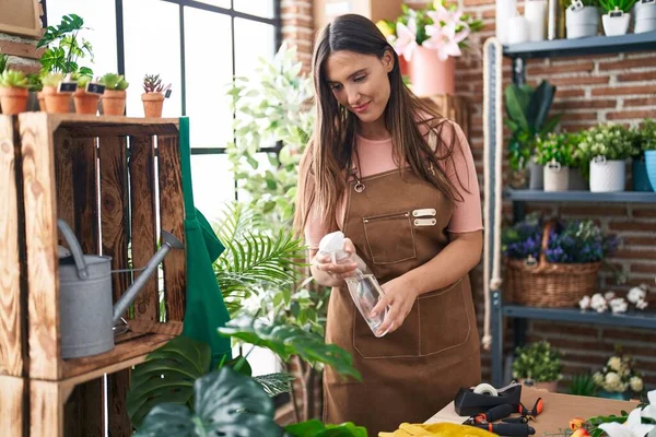 Young Beautiful Hispanic Woman Florist Using Difusser Working Flower Shop — Stockfoto