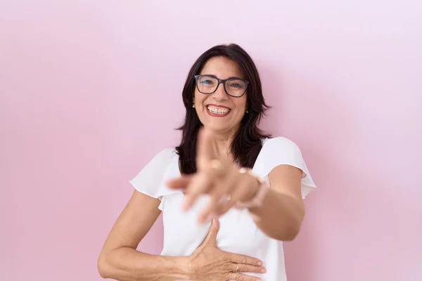 Medelålders Latinamerikanska Kvinna Bär Casual Vit Skjorta Och Glasögon Skrattar — Stockfoto