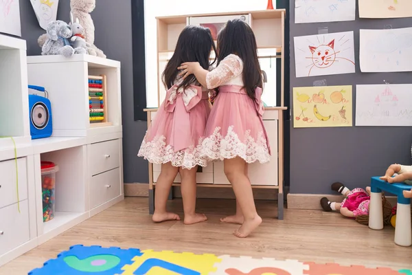 Schattige Tweeling Meisjes Spelen Met Spelen Keuken Staan Kleuterschool — Stockfoto