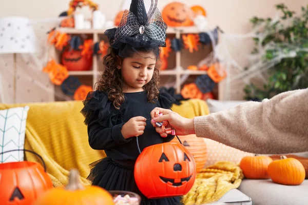 Schattige Latino Meisje Met Halloween Feest Ontvangen Snoep Thuis — Stockfoto