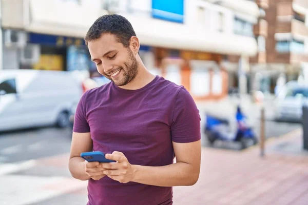 Ung Man Ler Säkert Med Hjälp Smartphone Gatan — Stockfoto