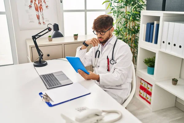 Young Arab Man Wearing Doctor Uniform Using Touchpad Clinic — Stock Photo, Image