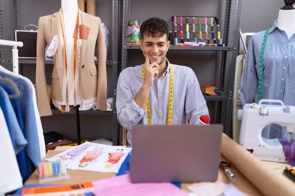 Jonge Spaanse Man Kleedmaker Ontwerper Met Behulp Van Laptop Glimlachend — Stockfoto