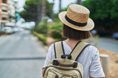 Sokakta yürüyen sırt çantası takan orta yaşlı bir turist.