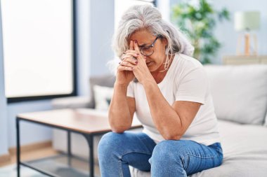Orta yaşlı bir kadın evdeki koltukta otururken strese girdi.