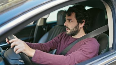 Sokakta araba süren genç bir İspanyol.