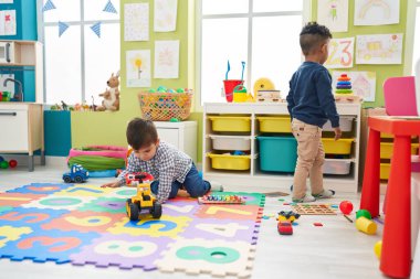 Anaokulunda oynayan sevimli çocuklar.