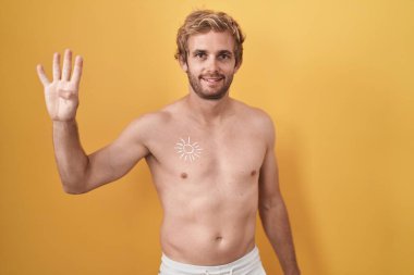 Beyaz adam üstsüz, güneş kremi sürmüş, dört numarayı işaret ediyor ve gülümsüyor. Kendinden emin ve mutlu.. 