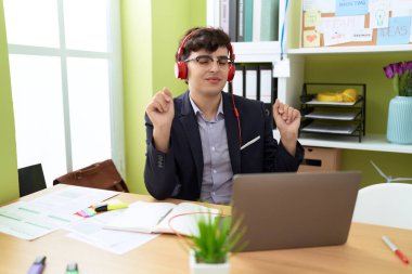 İkili olmayan iş adamı. Ofiste müzik dinleyip dans ediyor.