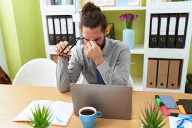 Genç İspanyol iş adamı ofiste dizüstü bilgisayar kullandığını vurguladı.