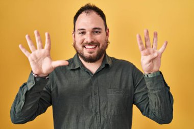 Ayrıca sarı arka planda duran ve dokuz numaralı parmaklarıyla işaret eden, kendinden emin ve mutlu gülümseyen İspanyol sakallı adam.. 