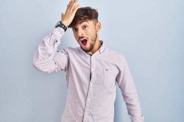 Mavi arka planda duran sakallı bir Arap hata için el ele tutuşarak şaşırdı. Hatayı hatırla. Unuttum, kötü hafıza kavramı. 