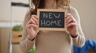 Yeni evinde tahtası olan güzel İspanyol bir kadın.