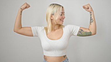 Genç ve güzel İspanyol kadın gülümsüyor. Güçlü hareketler yapıyor. Kolları izole beyaz arka planda.