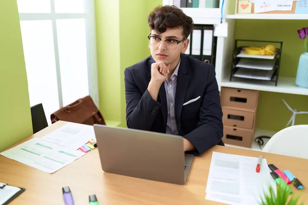 Non Binary Man Business Worker Using Laptop Relaxed Expression Office — Foto de Stock