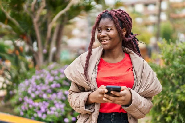 Африканская Американка Уверенно Улыбается Используя Смартфон Парке — стоковое фото