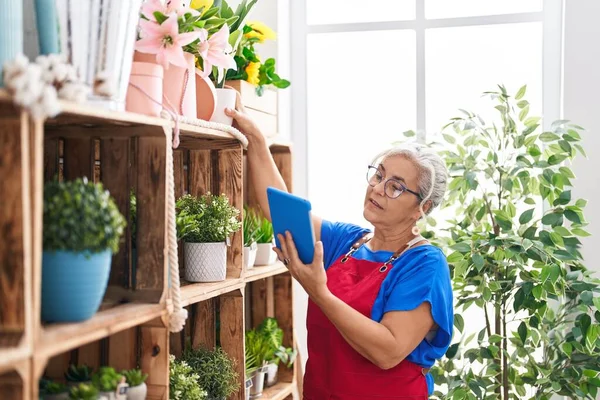 Middle Age Grey Haired Woman Florist Using Touchpad Holding Plant — Stockfoto