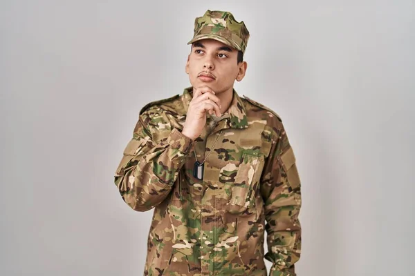 Mladý Arabský Muž Maskovací Armádní Uniformě Myšlení Soustředěné Pochybách Prstem — Stock fotografie