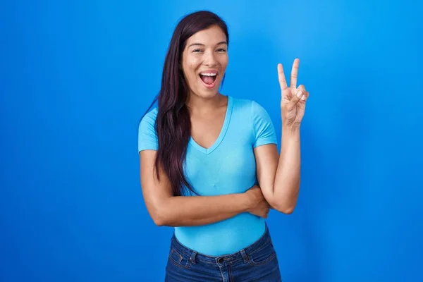 Young Hispanic Woman Standing Blue Background Smiling Happy Face Winking — Stock Photo, Image