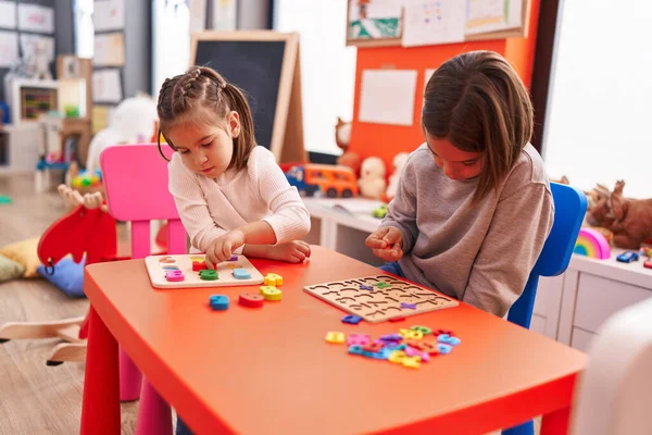 Imádnivaló Fiú Lány Játszik Matematika Puzzle Játék Asztalon Óvodában — Stock Fotó