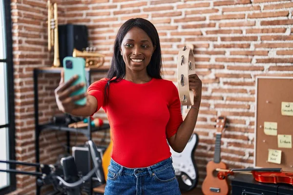 Jovem Africana Americana Músico Fazendo Selfie Pelo Smartphone Tocando Tamborim — Fotografia de Stock
