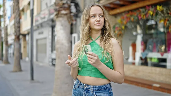 Mladá Blondýna Žena Počítání Izraelské Šekely Bankovky Ulici — Stock fotografie