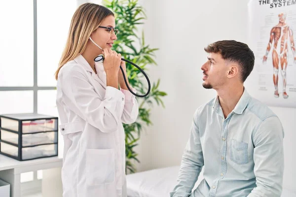 Young Man Woman Doctor Patient Auscultating Heart Clinic — Stock Photo, Image