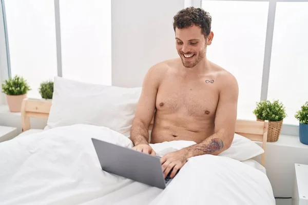 Ung Latinamerikan Man Med Laptop Sitter Sängen Sovrummet — Stockfoto