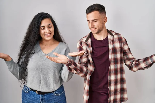 Young Hispanic Couple Standing White Background Smiling Showing Both Hands — Stock Photo, Image