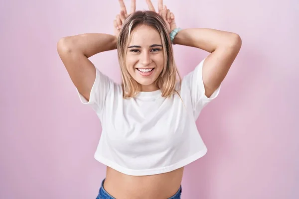 Young Blonde Woman Standing Pink Background Posing Funny Crazy Fingers — Stockfoto