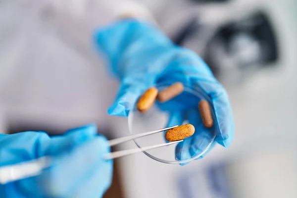 Mulher Meia Idade Cientista Segurando Pílula Com Pinças Laboratório — Fotografia de Stock