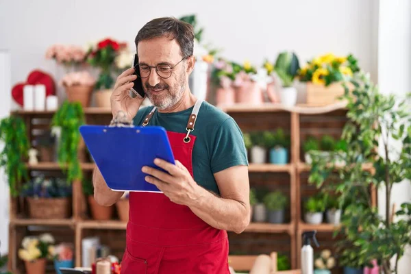Medelålders Man Florist Talar Smartphone Läsning Urklipp Florist — Stockfoto
