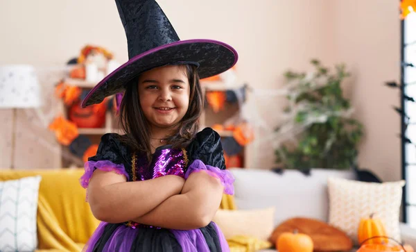 Schattige Latino Meisje Hebben Halloween Feest Staan Met Armen Gekruist — Stockfoto