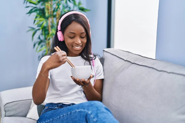 Молодая Африканская Американка Слушает Музыку Поедая Китайскую Еду Дома — стоковое фото