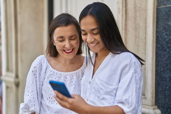 Two Women Mother Daughter Smiling Confident Using Smartphone Street — Zdjęcie stockowe