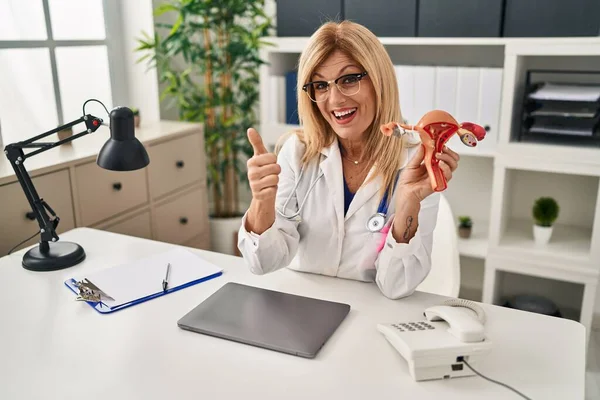 Mujer Ginecóloga Rubia Mediana Edad Sosteniendo Modelo Anatómico Órgano Genital — Foto de Stock
