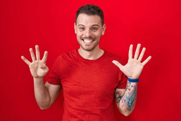 Kırmızı Arka Planda Duran Spanyol Genç Adam Dokuz Numaralı Parmaklarını — Stok fotoğraf