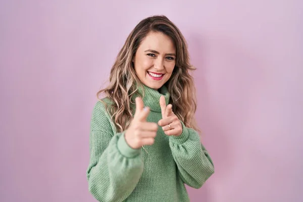 Young Caucasian Woman Standing Pink Background Pointing Fingers Camera Happy — Stockfoto