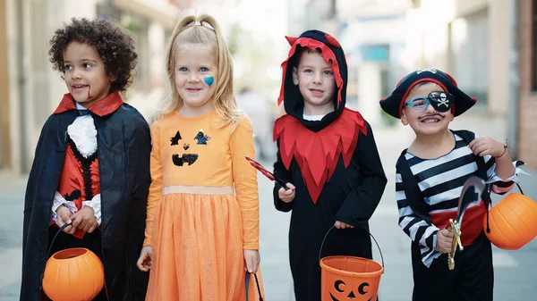 Cadılar Bayramı Kostümü Giymiş Bir Grup Çocuk Sokakta Balkabağı Sepeti — Stok fotoğraf