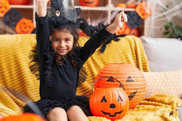 Adorável Menina Hispânica Ter Festa Halloween Com Expressão Vencedora Casa — Fotografia de Stock