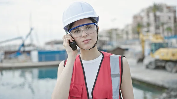 Junge Schöne Hispanische Bauarbeiterin Spricht Auf Walkie Talkie Meer — Stockfoto