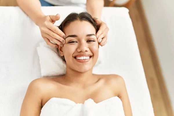 Jovem Mulher Latina Relaxado Tendo Massagem Facial Centro Beleza — Fotografia de Stock