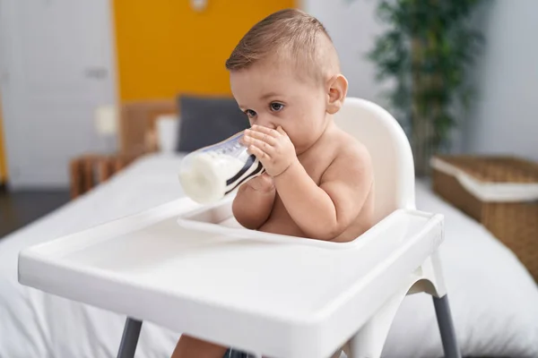Adorável Bebê Caucasiano Chupando Leite Mamadeira Sentada Cadeira Alta Casa — Fotografia de Stock