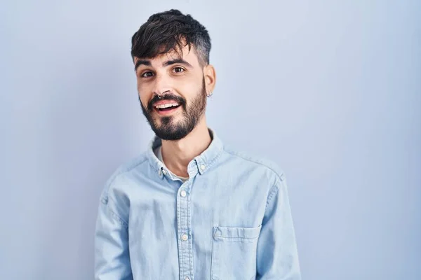 Jovem Hispânico Com Barba Sobre Fundo Azul Sorrindo Alegre Com — Fotografia de Stock