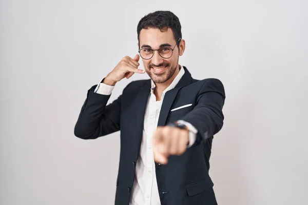 Bonito Homem Hispânico Negócios Sobre Fundo Branco Sorrindo Fazendo Falar — Fotografia de Stock