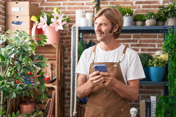 Jovem Florista Loiro Sorrindo Confiante Usando Smartphone Loja Flores — Fotografia de Stock