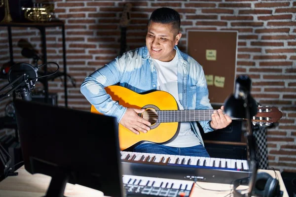 Jovem Hispânico Tocando Guitarra Clássica Estúdio Música Com Sorriso Feliz — Fotografia de Stock