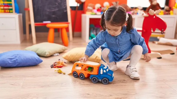 Liebenswertes Hispanisches Mädchen Spielt Mit Autospielzeug Das Kindergarten Auf Dem — Stockfoto